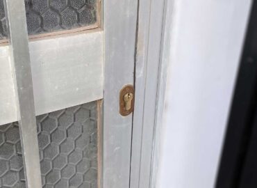 Αλλαγή κλειδαριάς σε πόρτα αλουμινίου.